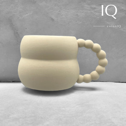 Keramiktasse mit Perlenhenkel – Geschwungenes Design – Beige – 250 ml-0