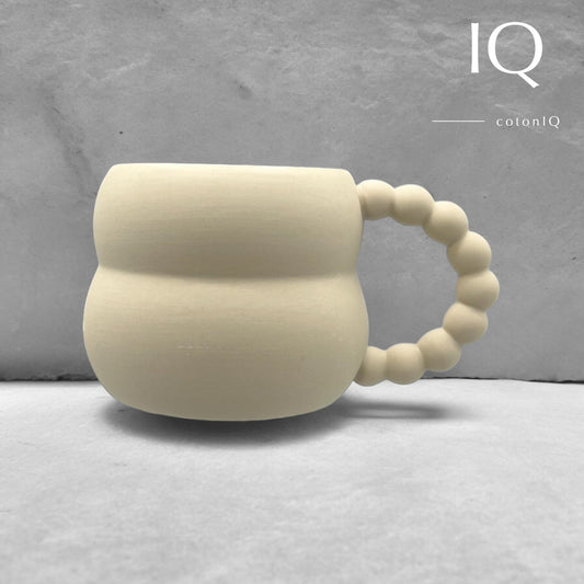 Keramiktasse mit Perlenhenkel – Geschwungenes Design – Beige – 250 ml-0