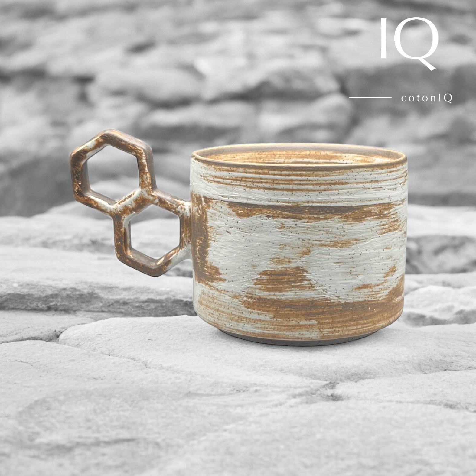 Designer-Keramiktasse mit geometrischem Griff – Beige und Braun – 235 ml-0