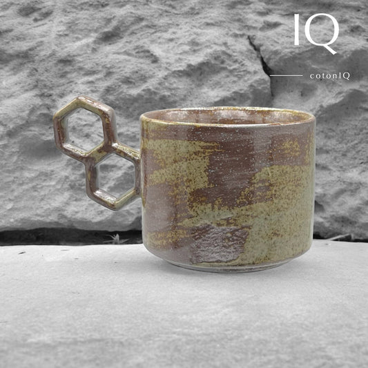 Designer-Keramiktasse mit geometrischem Griff – Grün und Braun – 235 ml-0